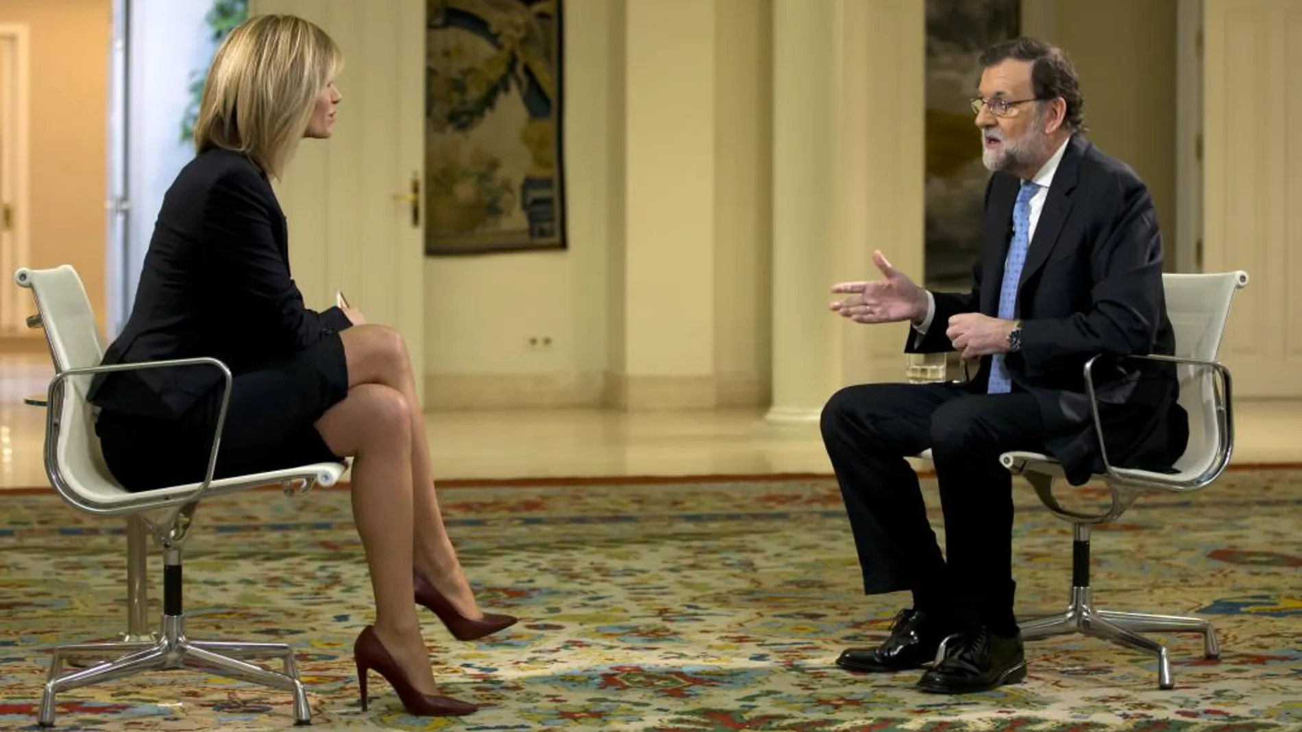 Mariano Rajoy, ante la periodista Susanna Griso, durante la entrevista concedida hoy en un programa matinal de Antena 3.