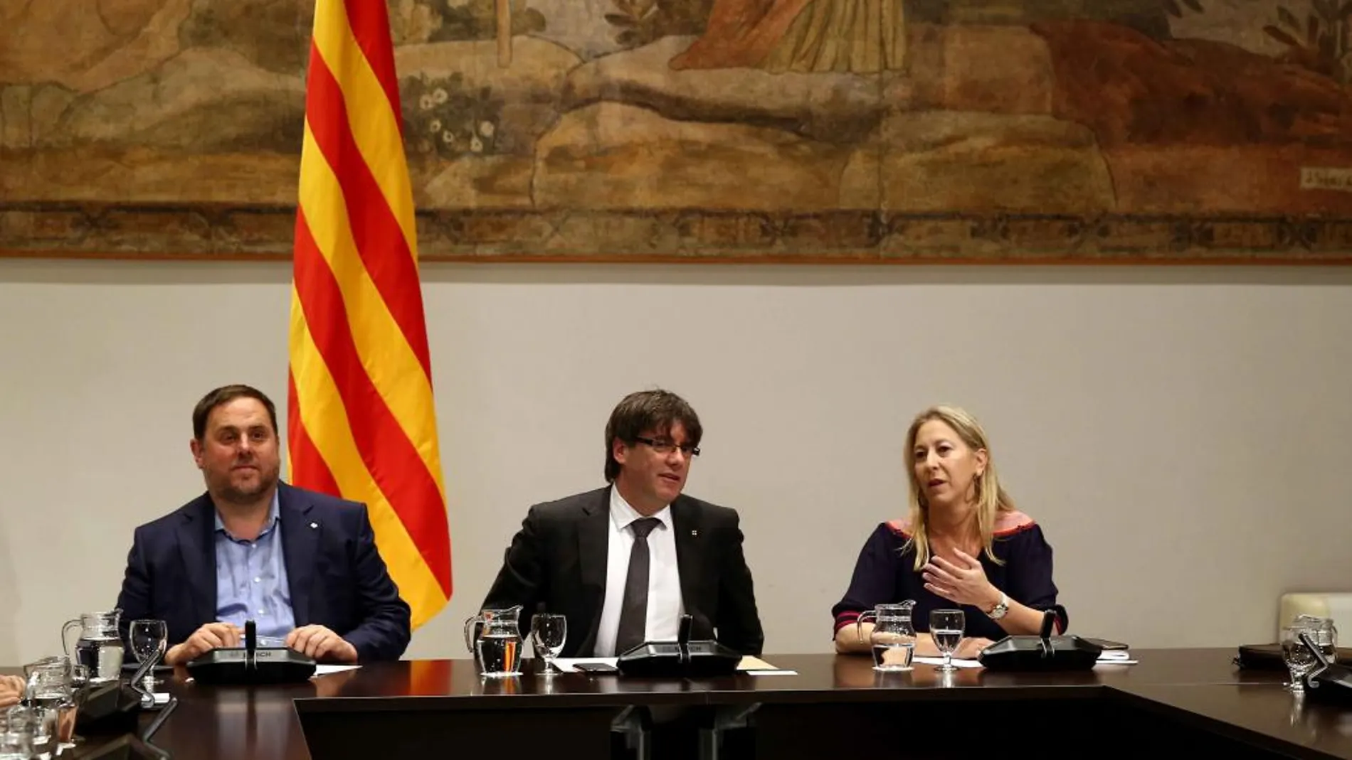 El presidente catalán, Carles Puigdemont (c), junto al vicepresidente del Govern, Oriol Junqueras (i) y la consellera de la Presidencia, Neus Munté (d).