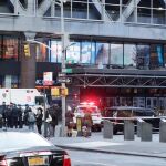 Vehículos de la policía permanecen a la entrada de la terminal de autobuses de la Autoridad del Puerto en Nueva York