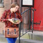Lena Dunham transita por las calles de Brooklyn en una escena de «Girls»