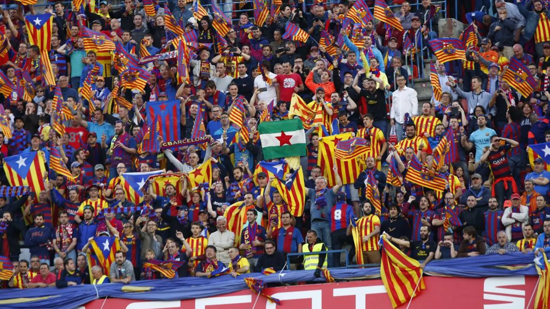 Exhibición de esteladas durante el partido entre el Barcelona y el Sevilla, que se disputó el 22 de mayo del pasado año en el estadio Vicente Calderón