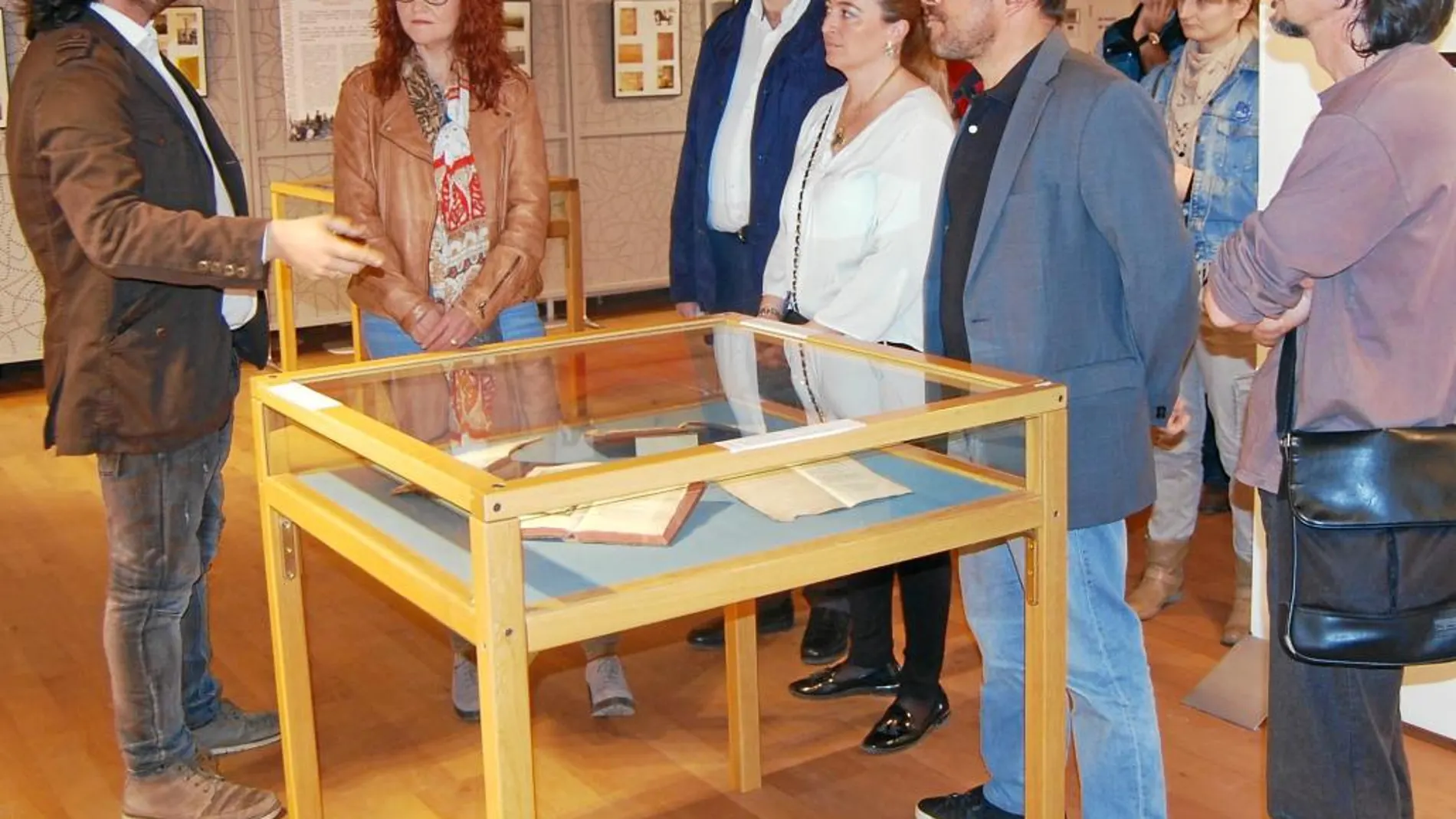 Luis Rey, Ana María Calvo y Alberto Santamría, entre otros, en la presentación.