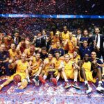 Los jugadores del F. C. Barcelona tras recibir el trofeo que les acredita como ganadores de la Supercopa de baloncesto