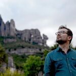 Javier Sierra en los alrededores de la Abadía de Montserrat, en la que se rodó uno de los episodios