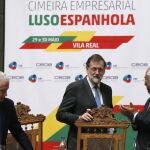 El presidente del Gobierno, Mariano Rajoy (c), durante la reunión del foro empresarial en la segunda jornada de la XXIX Cumbre Luso-Española.