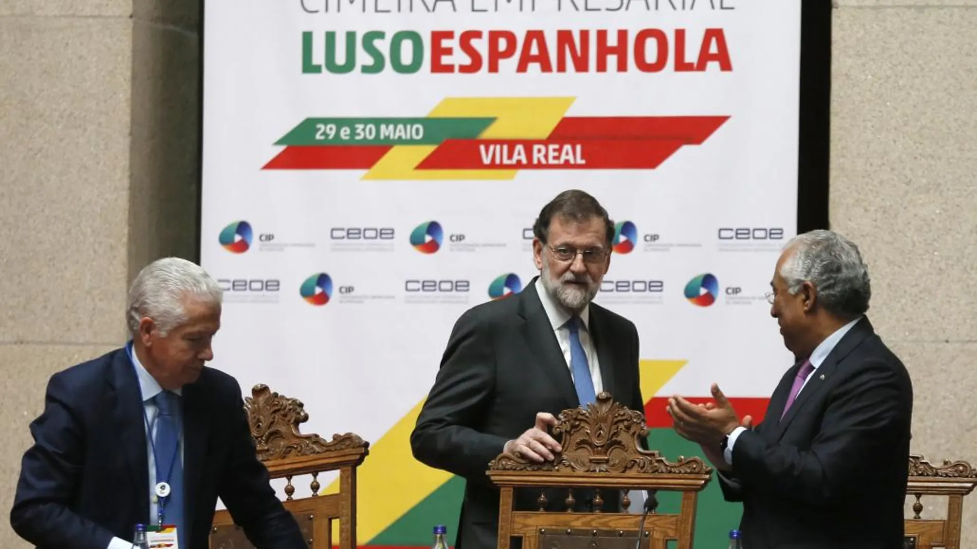 El presidente del Gobierno, Mariano Rajoy (c), durante la reunión del foro empresarial en la segunda jornada de la XXIX Cumbre Luso-Española.