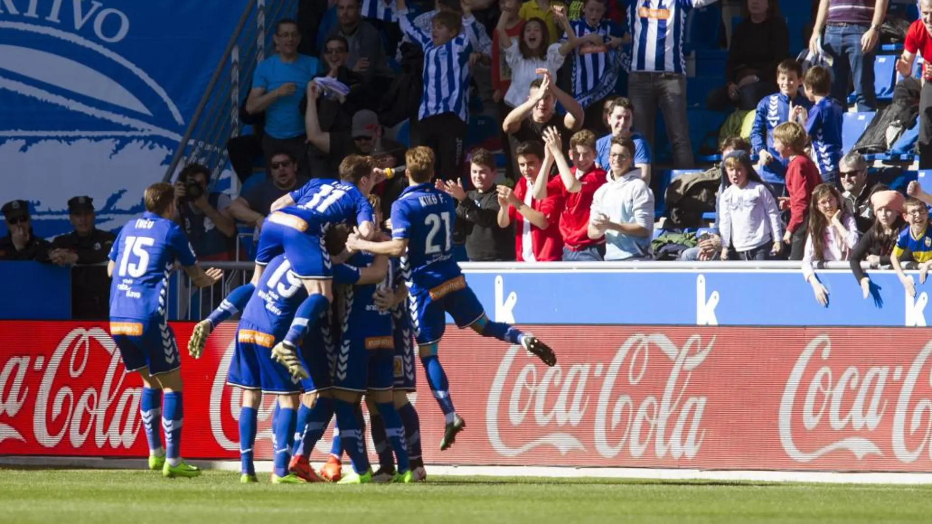 Los jugadores del del Deportivo Alaves celebran el gol de su compañero, el serbio Aleksandar Katai, ante el Valencia