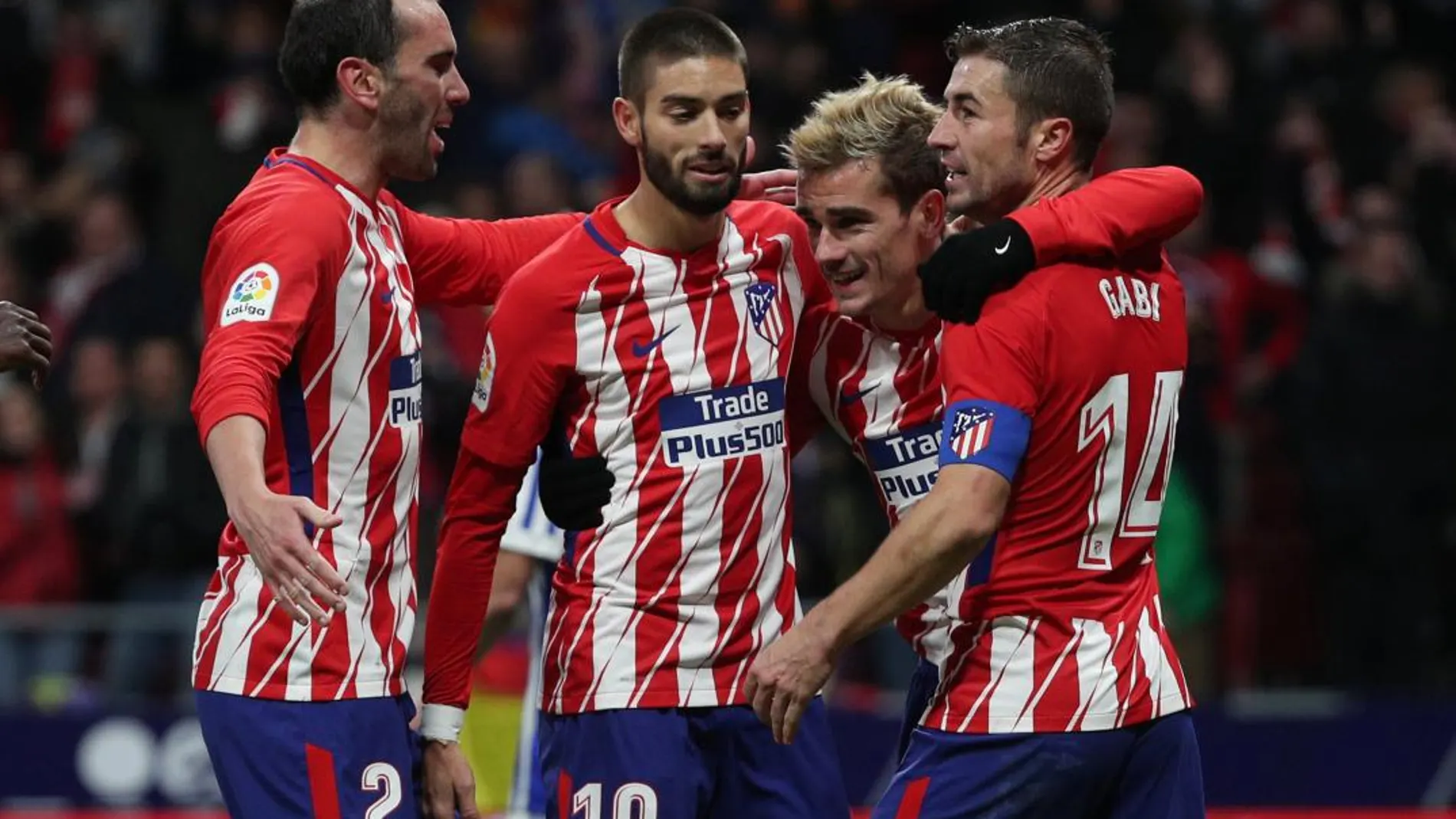 Griezmann celebra su gol con sus compañeros de equipo