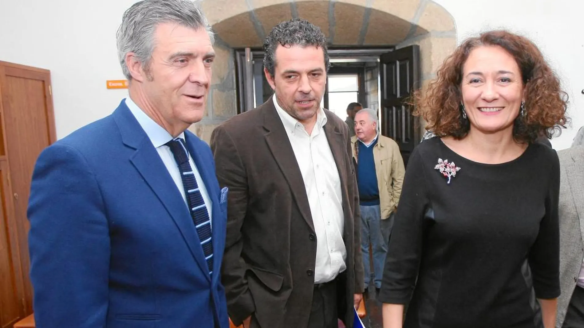 La alcaldesa de Ponferrada, Gloria Merayo, junto a Javier Cepedano y Javier Morán