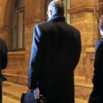 LA SOLEDAD DEL CLAN TORRES Diego Torres (en el centro), su mujer y su abogado abandonan el sábado los juzgados de Palma de Mallorca