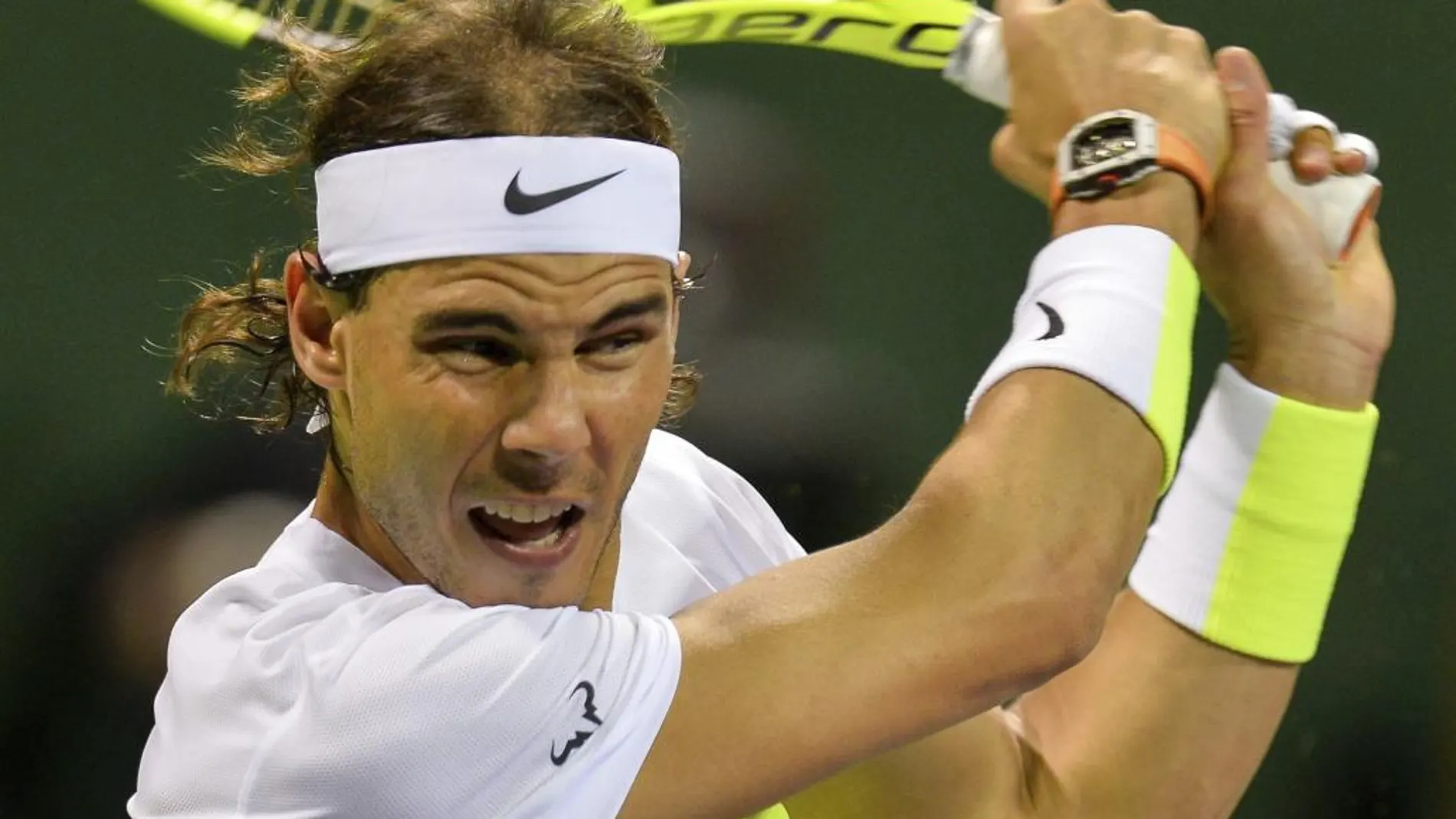 Rafael Nadal devuelve la bola a su Pablo Carreño Busta durante el partido de primera ronda del torneo de Doha