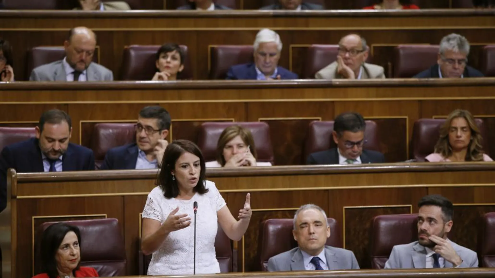 La diputada socialista Adriana Lastra (2i), interviene en la sesión de control al Ejecutivo celebrada hoy en el Congreso de los Diputados