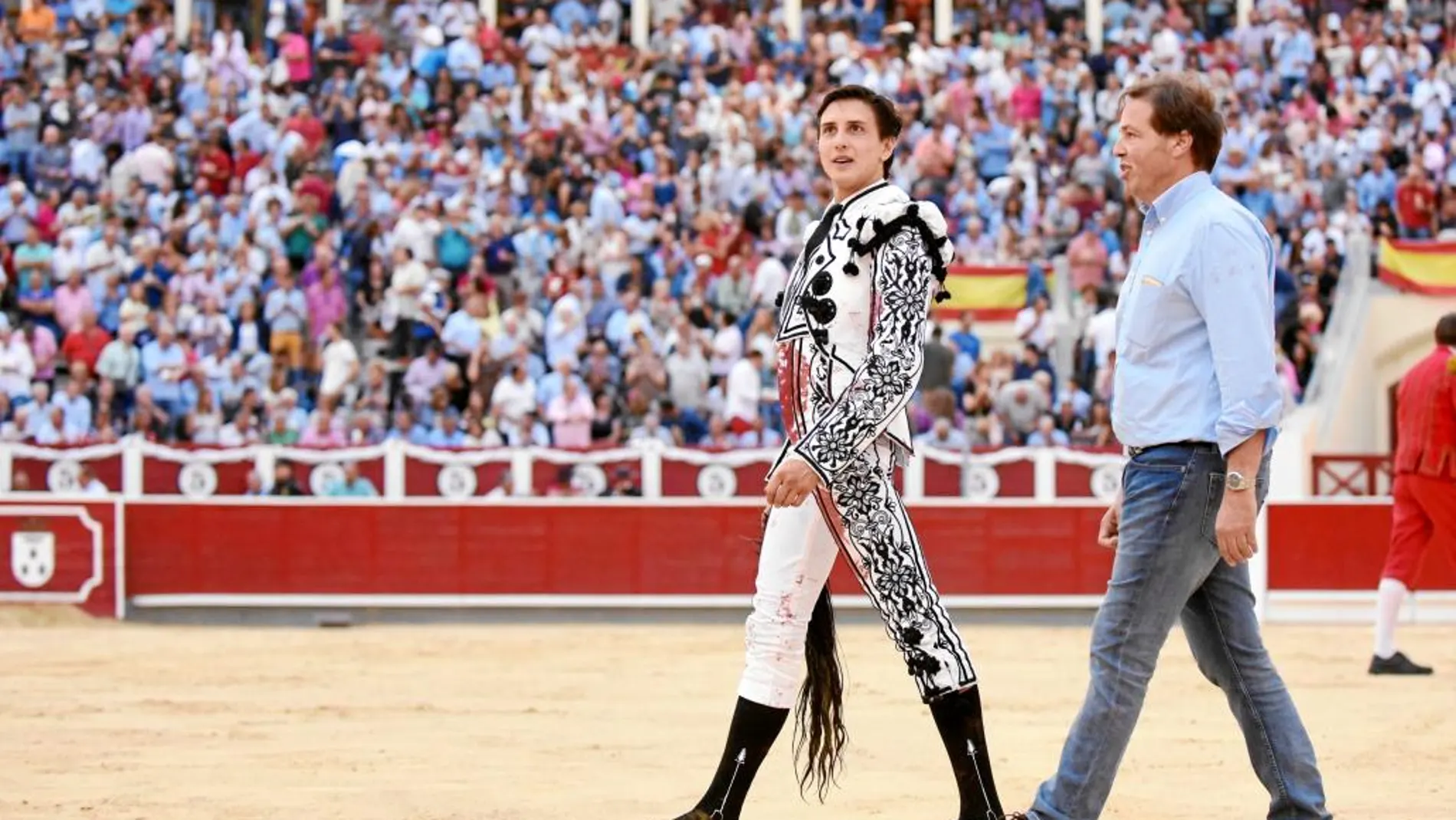 Roca Rey pasea el rabo simbólico tras indultar a «Orgullito» junto a Justo Hernández