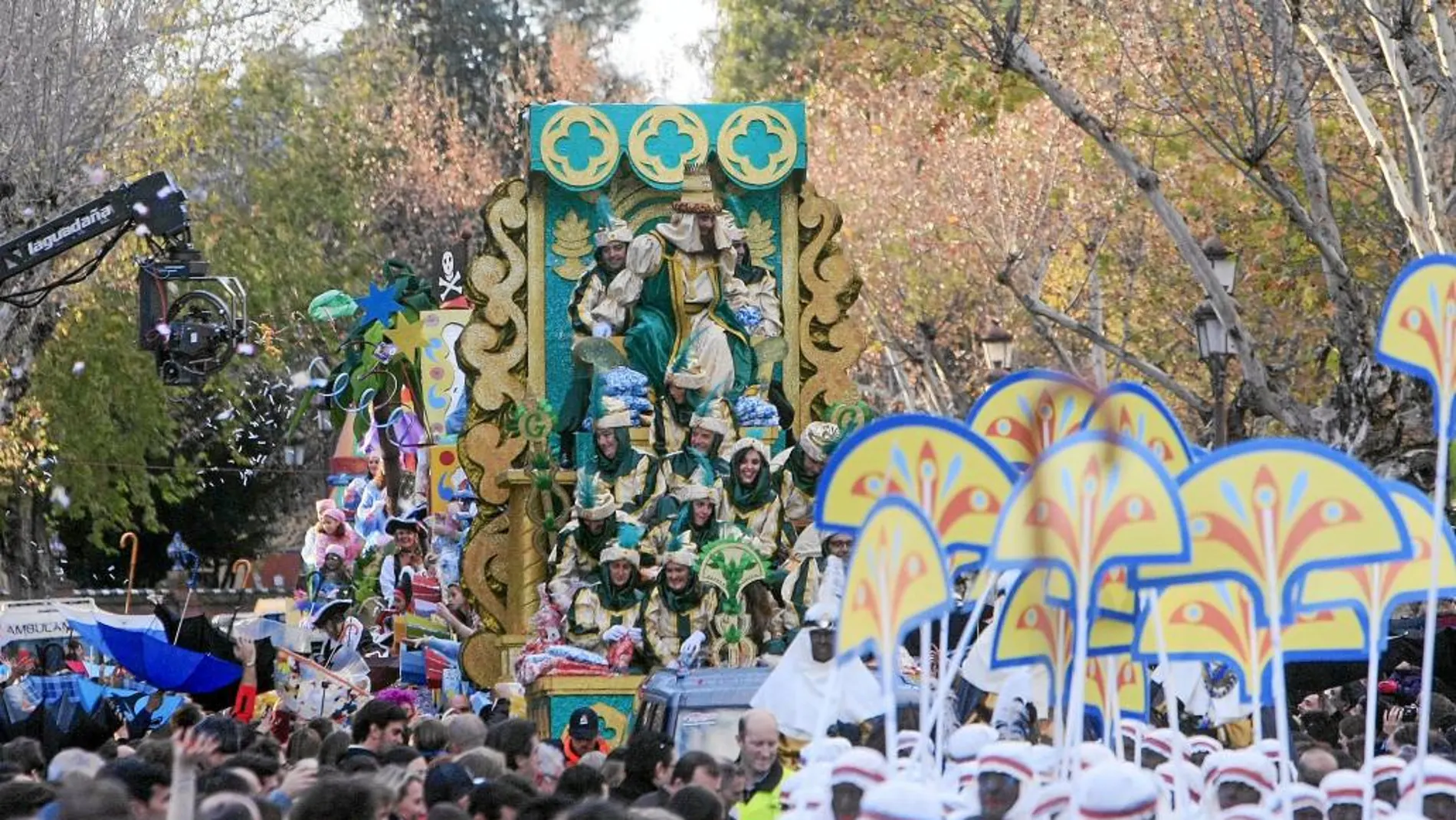 La comitiva de Sevilla salió del Rectorado de la Universidad media hora más tarde de lo previsto, aunque las inclemencias del tiempo no anularon la ilusión