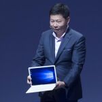 El consejero delegado de la compañía Huawei, Richard Yu, presenta el Matebook, un híbrido entre tableta y portátil con una pantalla de 12 pulgadas, con tecnología IPS LCD, y que funciona con Windows 10 como sistema operativo