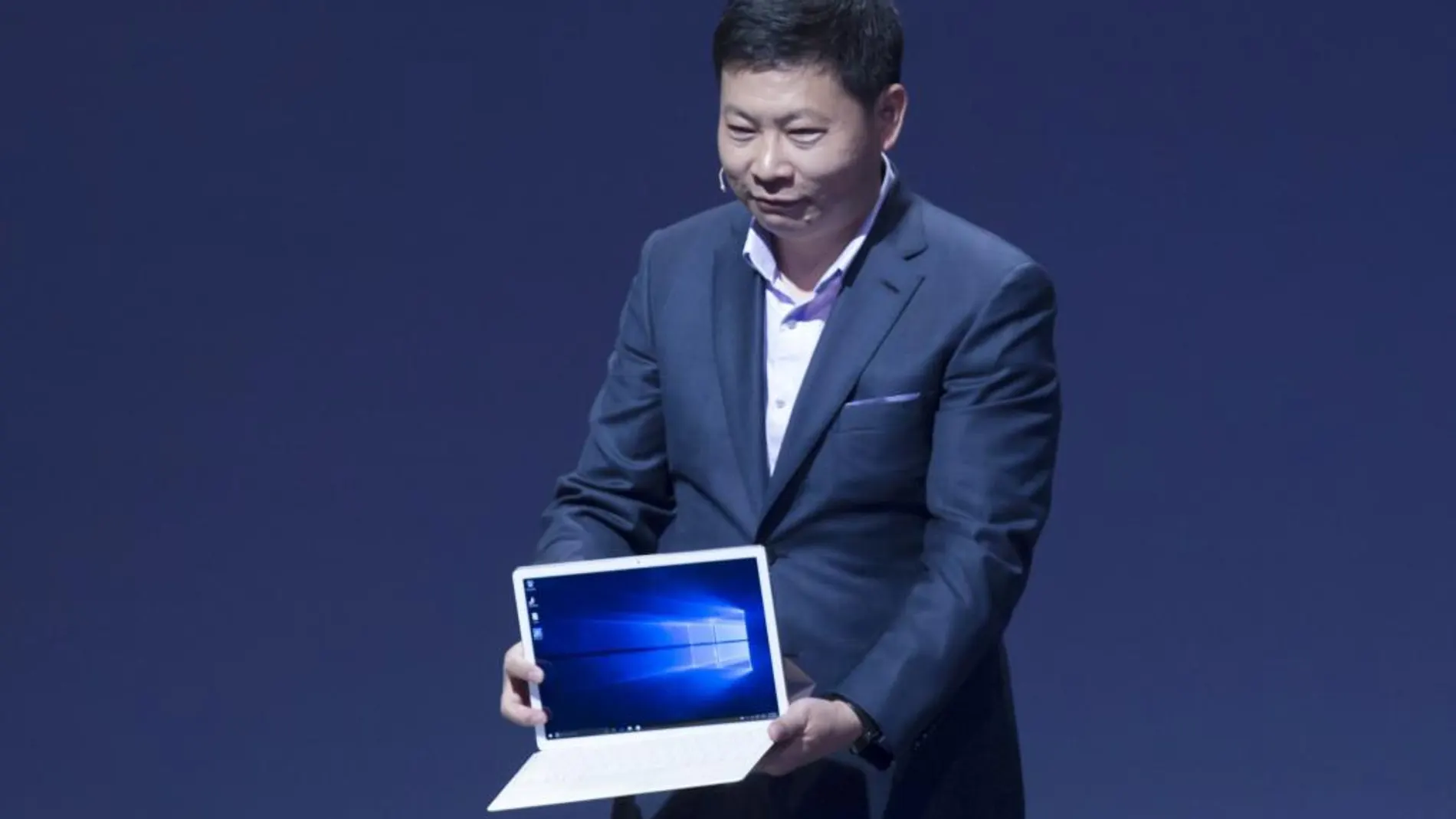 El consejero delegado de la compañía Huawei, Richard Yu, presenta el Matebook, un híbrido entre tableta y portátil con una pantalla de 12 pulgadas, con tecnología IPS LCD, y que funciona con Windows 10 como sistema operativo
