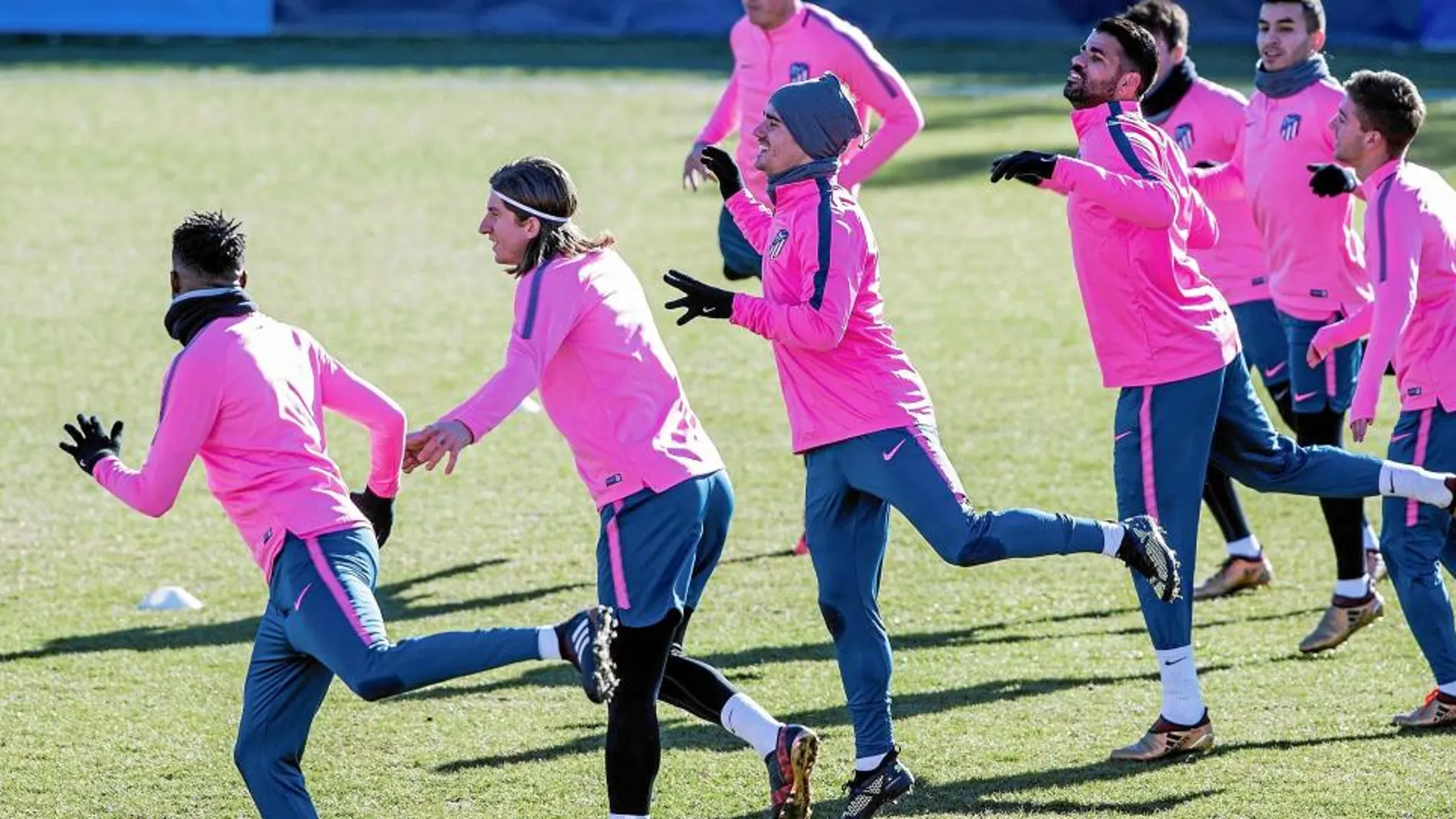 Los jugadores del Atlético, durante el último entrenamiento antes de enfrentarse al Chelsea