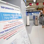 La carteles informativos están presentes tanto en las estaciones como en la calle
