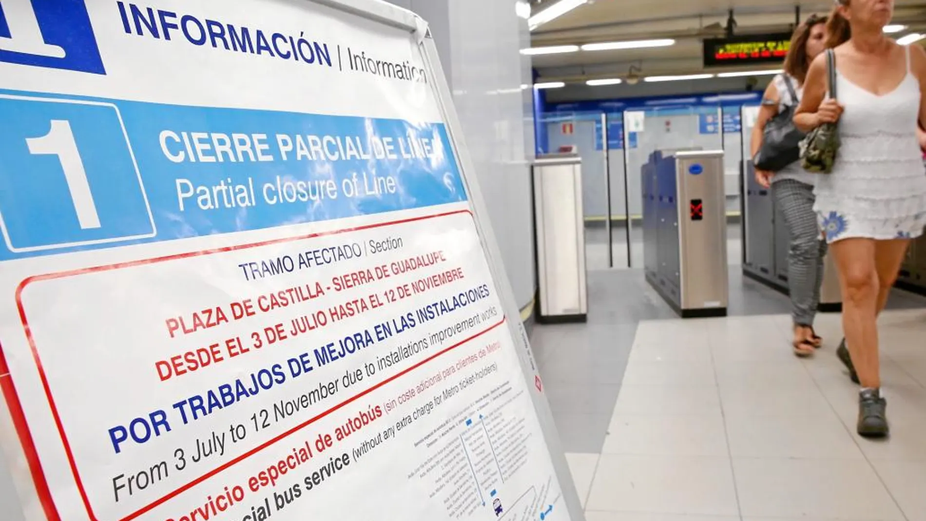 La carteles informativos están presentes tanto en las estaciones como en la calle