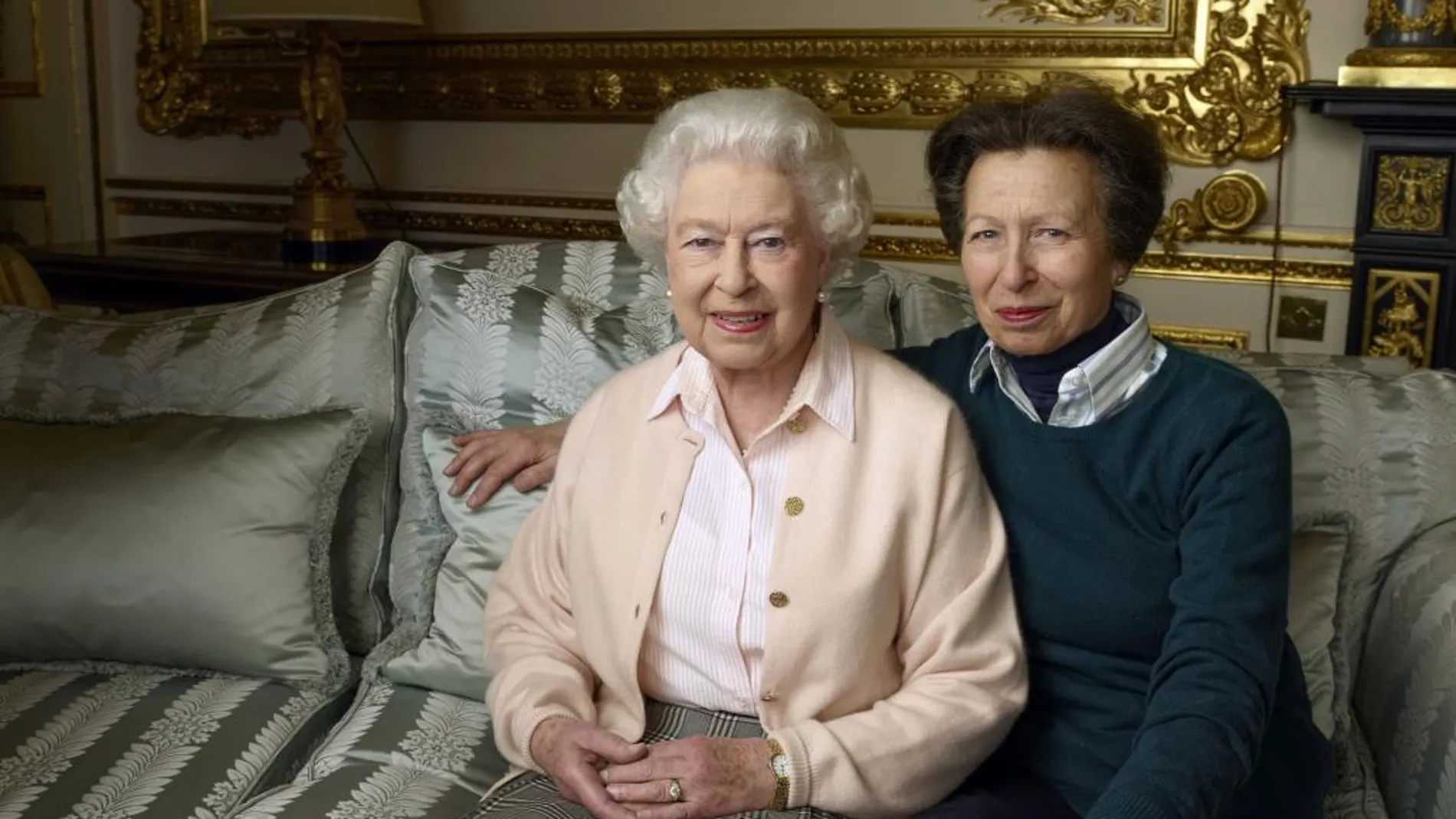 La reina con su hija, la princesa Ana, en un posado oficial con motivo de su 90 cumpleaños