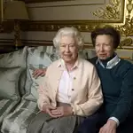 La reina con su hija, la princesa Ana, en un posado oficial con motivo de su 90 cumpleaños