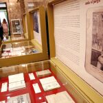La documentación de la exposición recompone la imagen y la influencia que ha ejercido el escritor en España