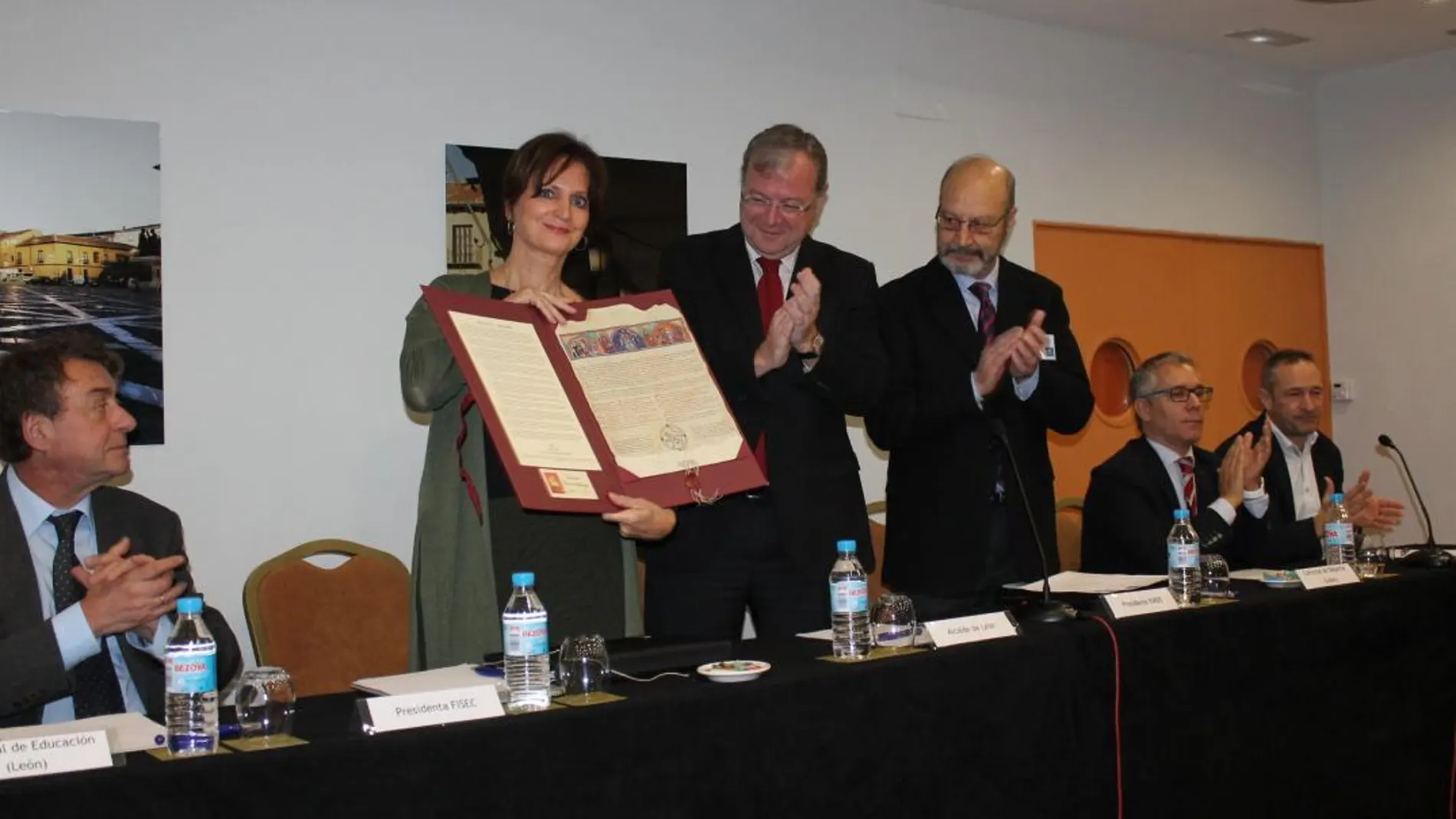 Silván junto a representantes de la Asamblea de la Federación Internacional de Deportes de Castilla y León