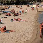 Imagen de una playa nudista en Cádiz