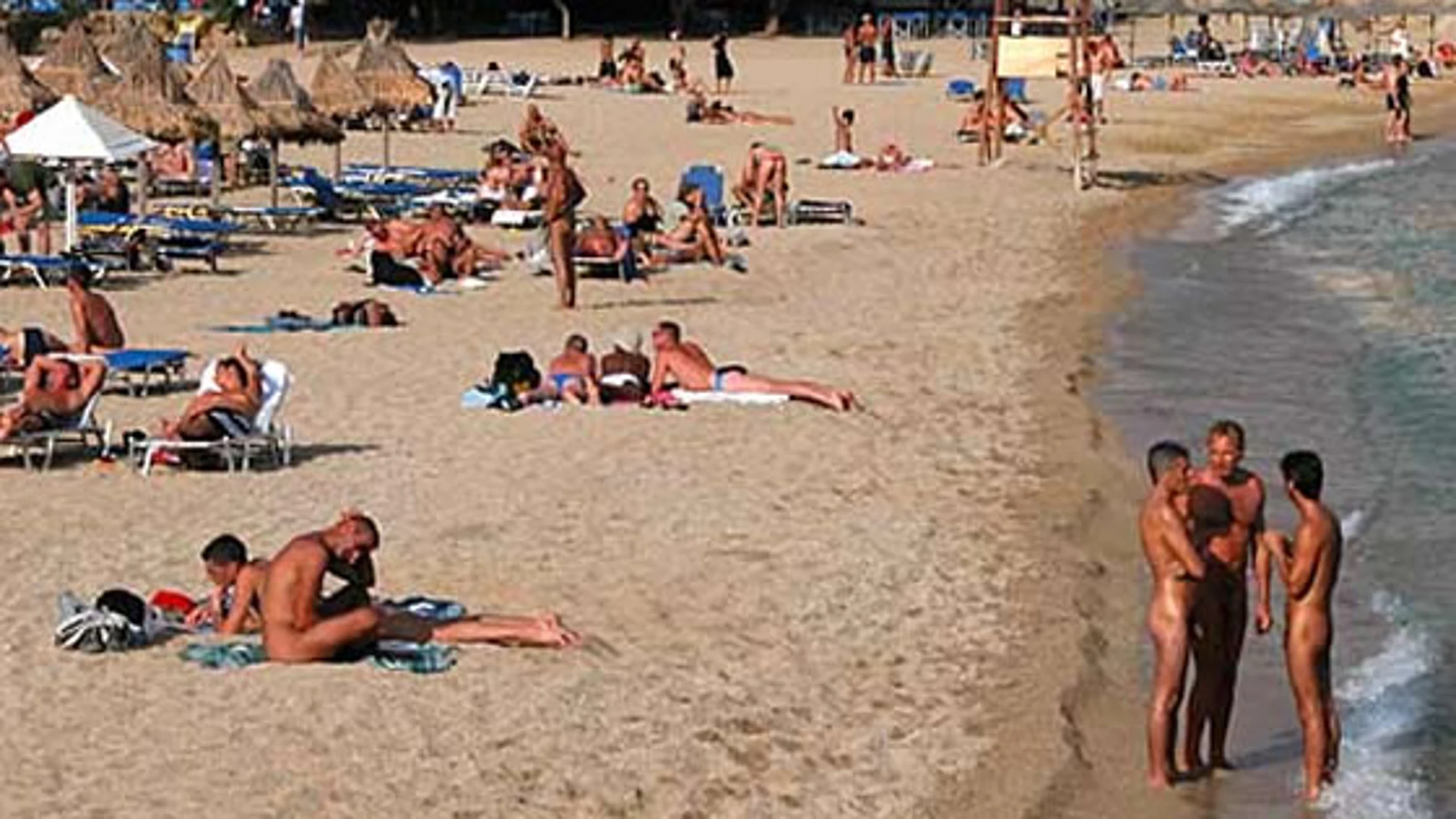 Imagen de una playa nudista en Cádiz
