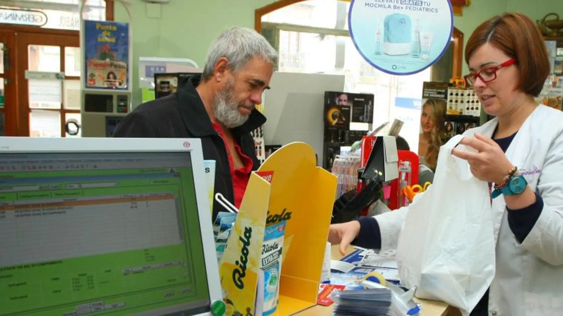 Un leonés recibe la medicación solicitada en una céntrica farmacia de su ciudad