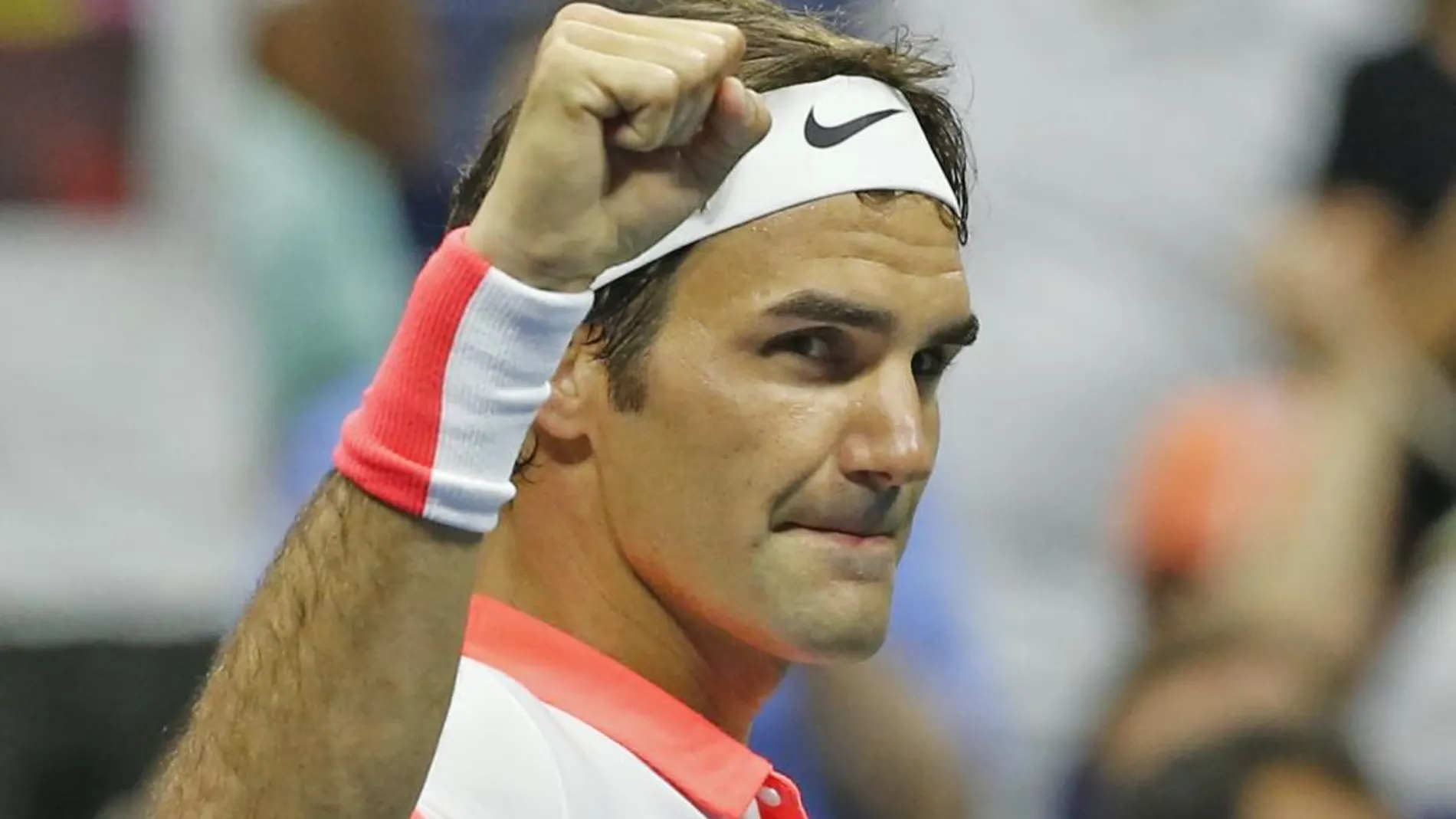Federer venció por 7-6 (7), 7-6 (8) y 7-5 al local John Isner,