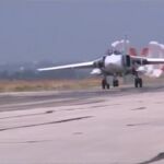 Un avión Su-24 de la fuerza aérea rusa aterriza en una base militar en Siria tras realizar una misión.