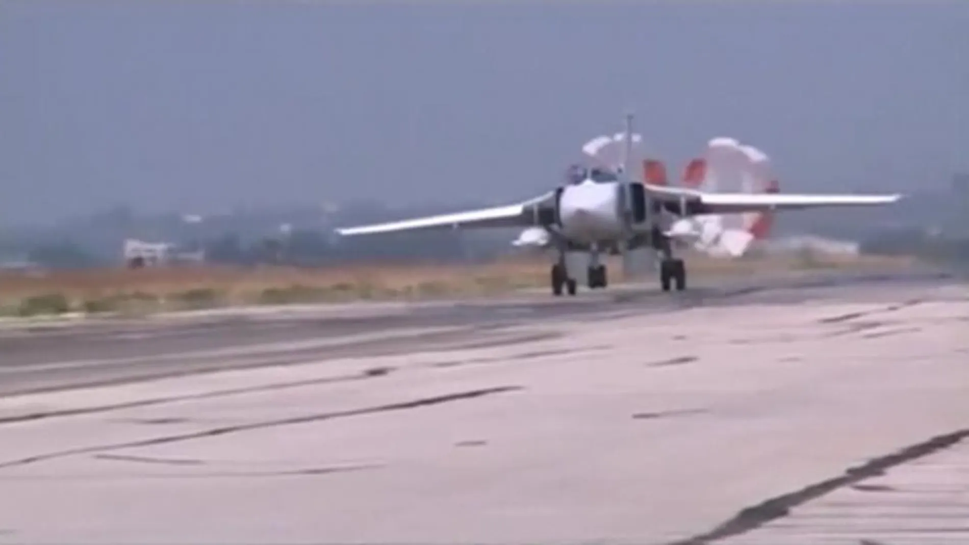 Un avión Su-24 de la fuerza aérea rusa aterriza en una base militar en Siria tras realizar una misión.
