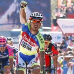 Peter Sagan levanta los brazos al imponerse en la meta de Málaga por delante de Bouhanni y de Degenkolb