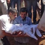 Abdulá Kurdi (c), padre de Aylan Kurdi, durante el entierro de su hijo en Kobani.