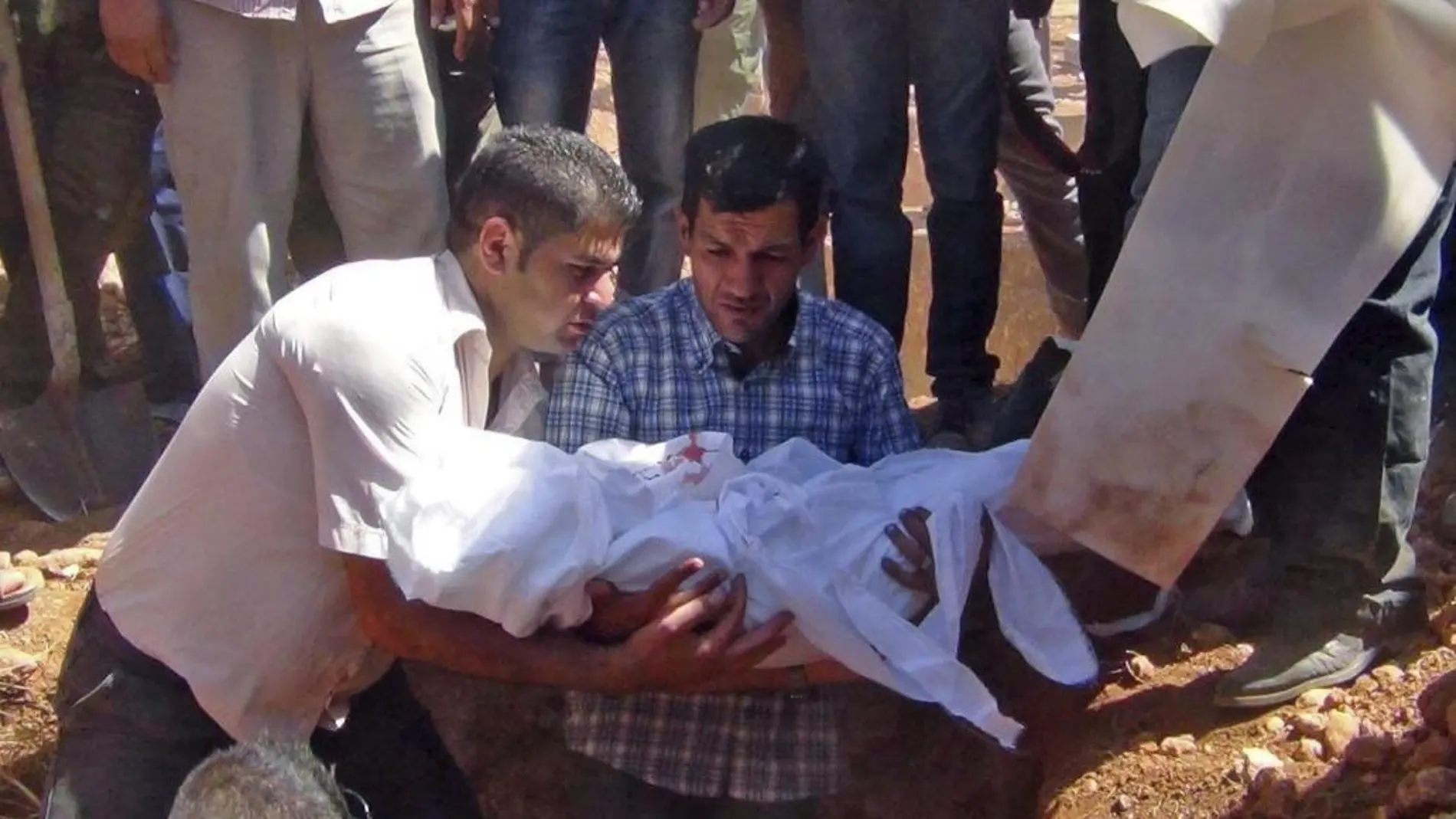 Abdulá Kurdi (c), padre de Aylan Kurdi, durante el entierro de su hijo en Kobani.