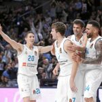 Doncic es felicitado por sus compañeros después del triple de 24 metros con el que cerró el tercer cuarto