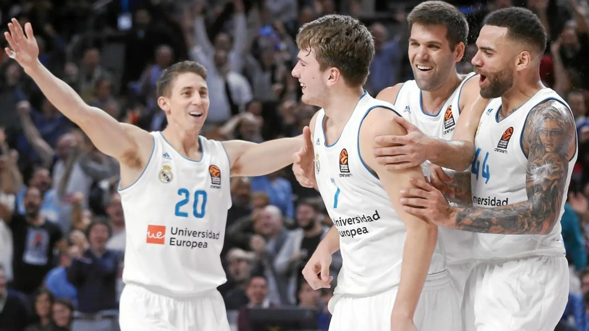 Doncic es felicitado por sus compañeros después del triple de 24 metros con el que cerró el tercer cuarto