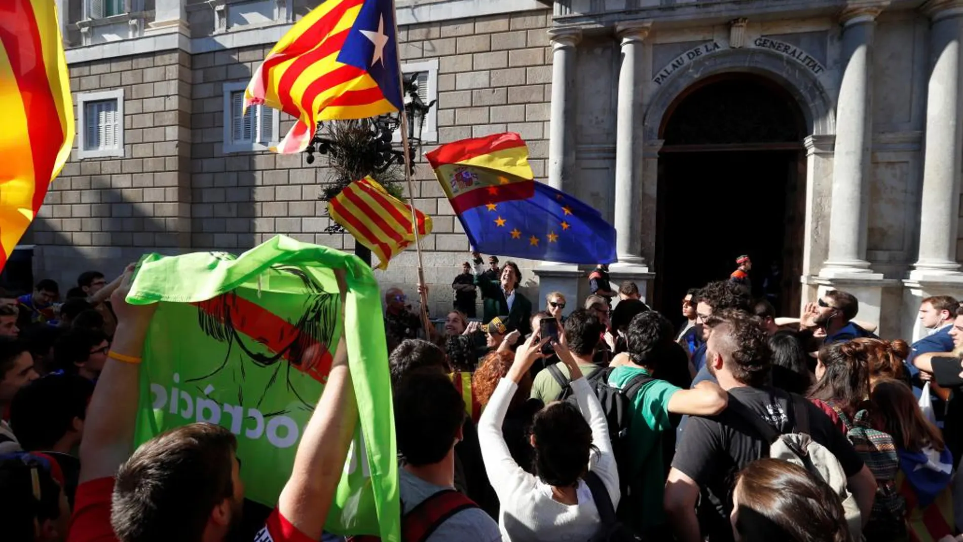 Alvaro de Marichalar con las banderas de España y Europa en la puerta del palau de la Generalitat /Reuters