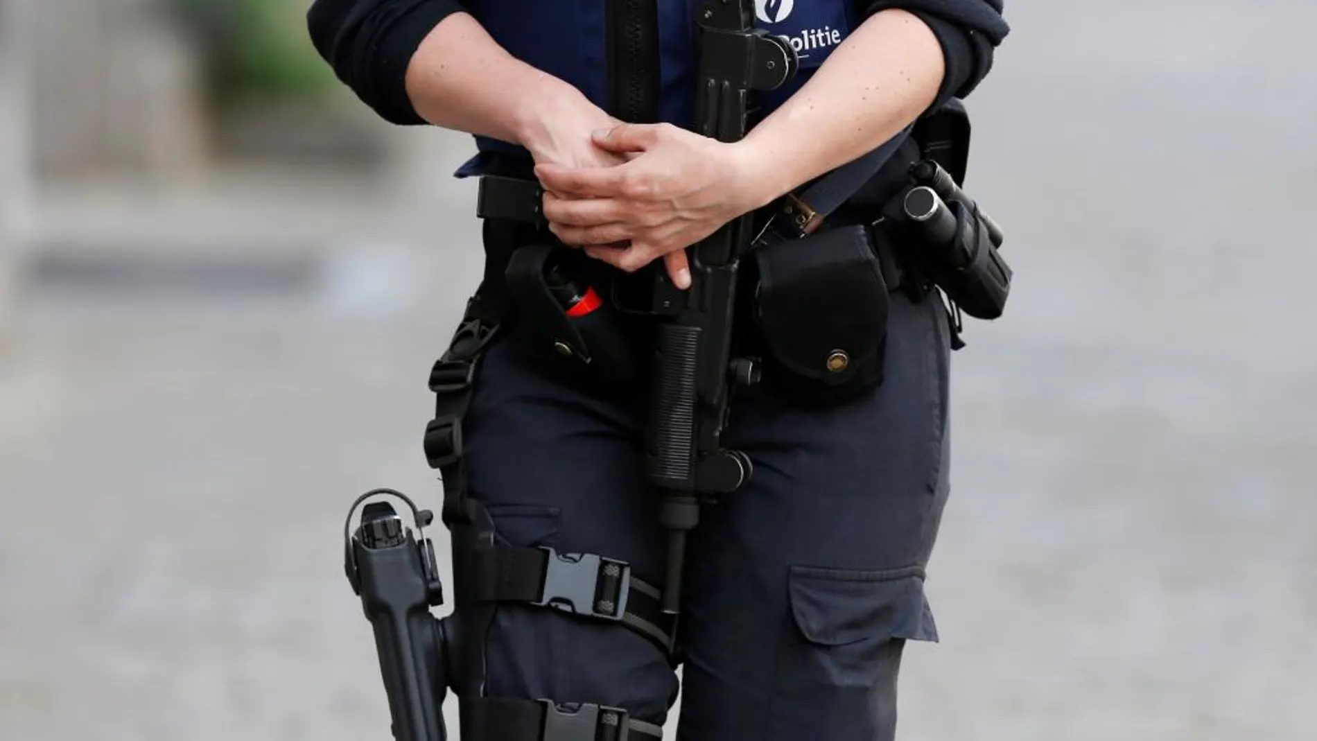 Imagen de una agente de policía belga durante una operación el día 19