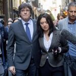 Carles Puigdemont (c), acompañado por su esposa, Marcela Topor, tras almorzar en un céntrico restaurante de Gerona. EFE/Marta Pérez