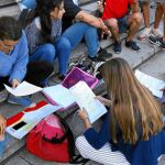 Un grupo de estudiantes de se preparan para los exámenes de junio de la Evaluación de Bachillerato para el Acceso a la Universidad