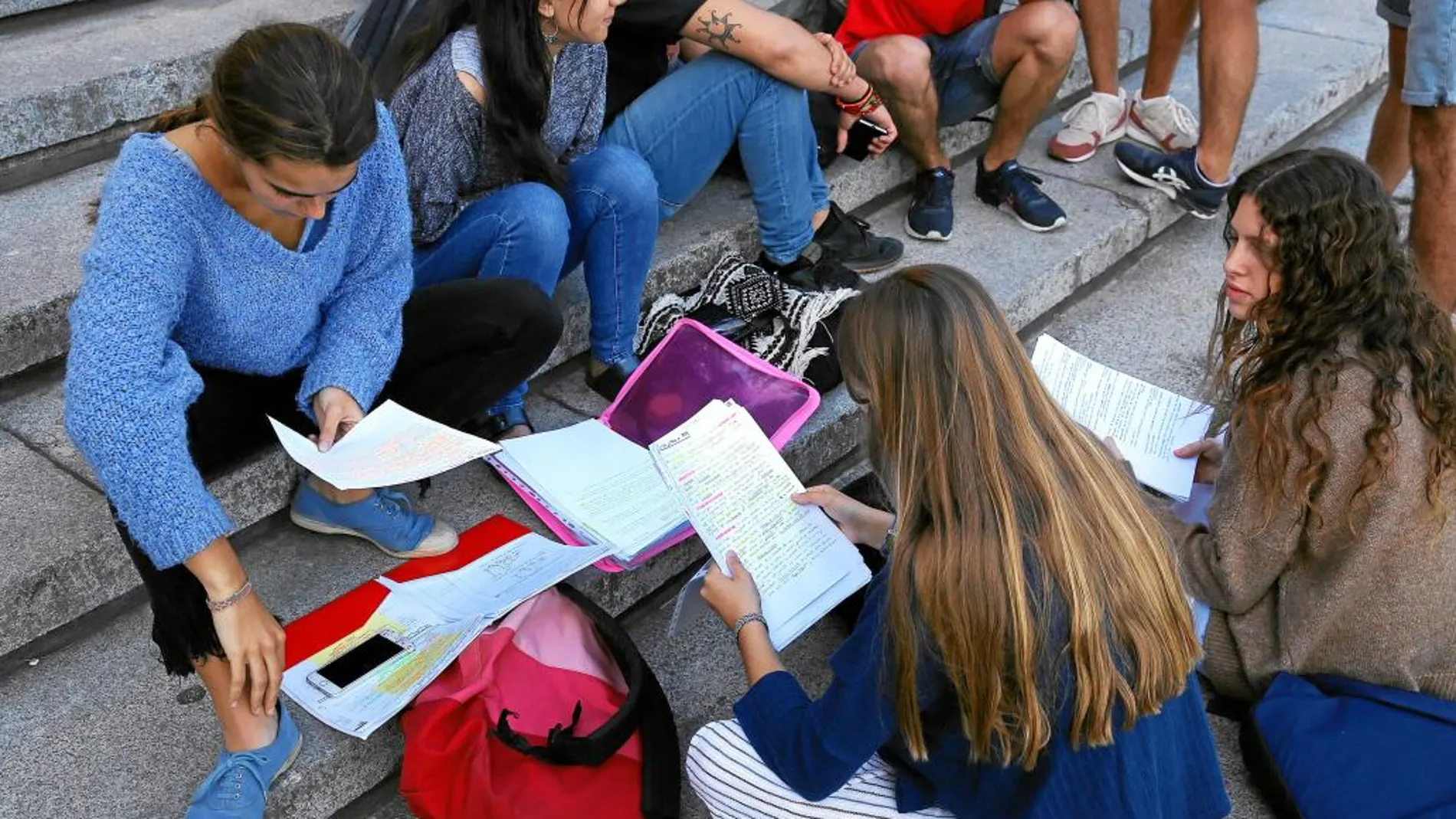 Un grupo de estudiantes de se preparan para los exámenes de junio de la Evaluación de Bachillerato para el Acceso a la Universidad