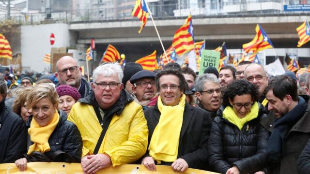 Carles Puigdemont en cabeza la manifestación organizada por ANC y Omnium Cultural.