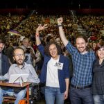 El líder de Podemos, Pablo Iglesias, junto a varios de su partido en Baracaldo