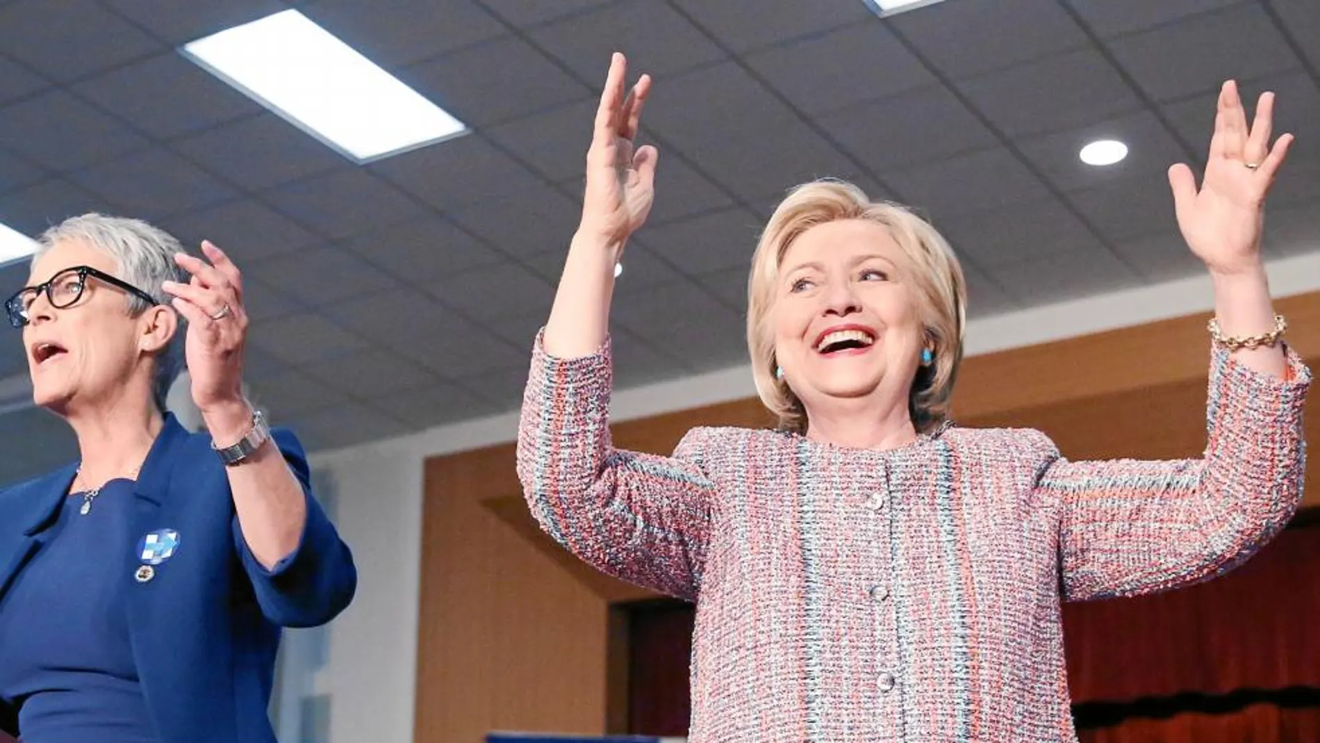 Hillary Clinton, en un acto de campaña en California con Jamie Lee Curtis