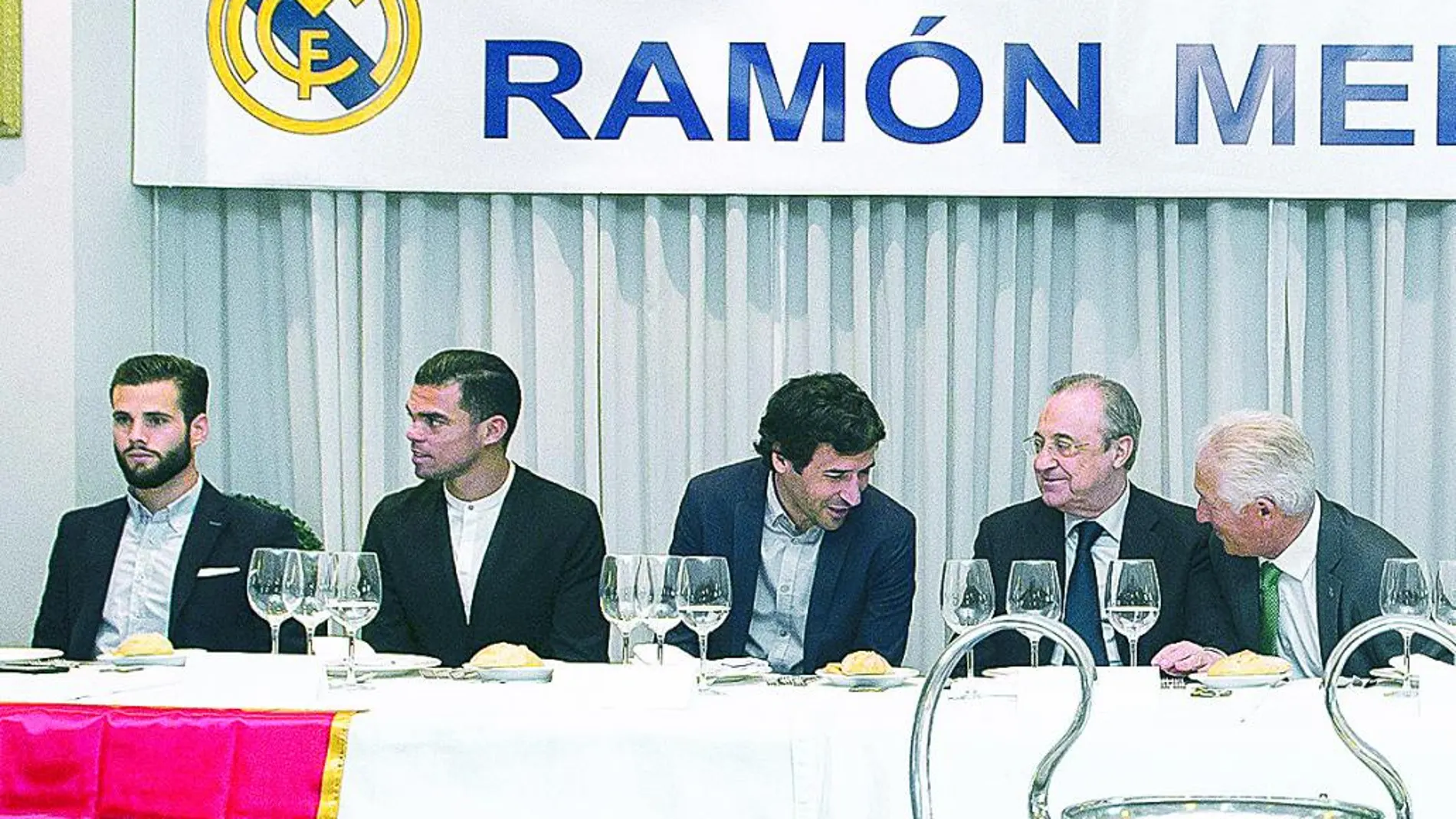La Peña Ramón Mendoza reunió ayer a Florentino con Raúl, en el homenaje a Pepe. También acudió Nacho,