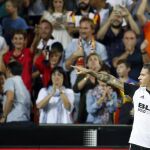 El delantero del Valencia CF Santiago Mina celebra su gol ante el Sevilla