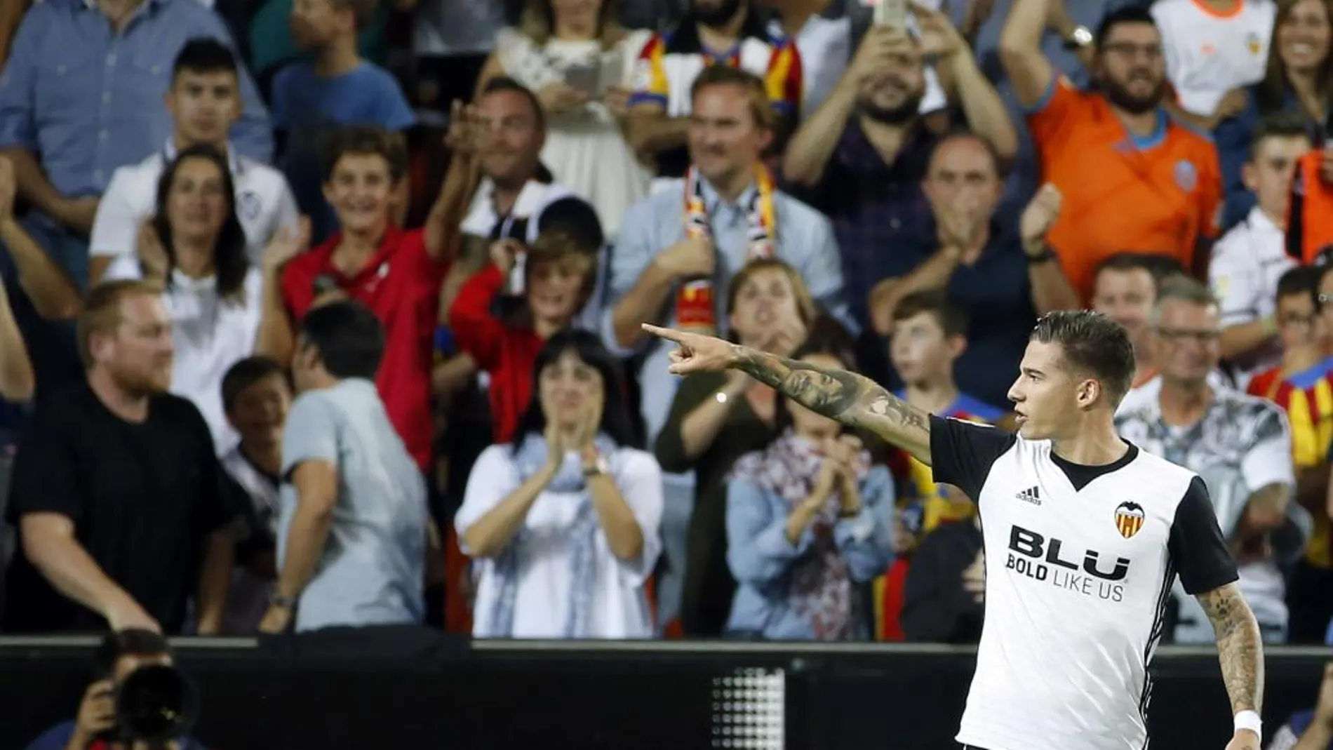El delantero del Valencia CF Santiago Mina celebra su gol ante el Sevilla