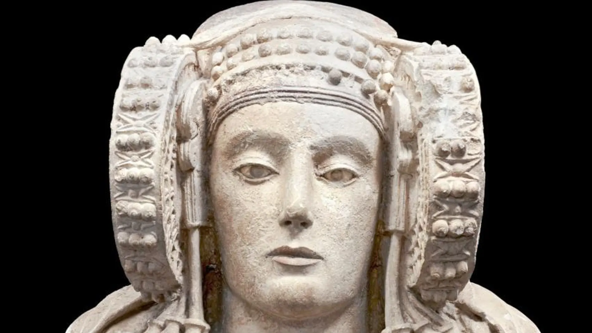 Desde 1975, la localidad de Elche reclama al Estado el regreso de esta escultura del siglo V que es una de las grandes protagonistas de la colección del Museo Arqueológico Nacional de Madrid y que el Gobierno se niega a trasladar «temporal o permanentemente»